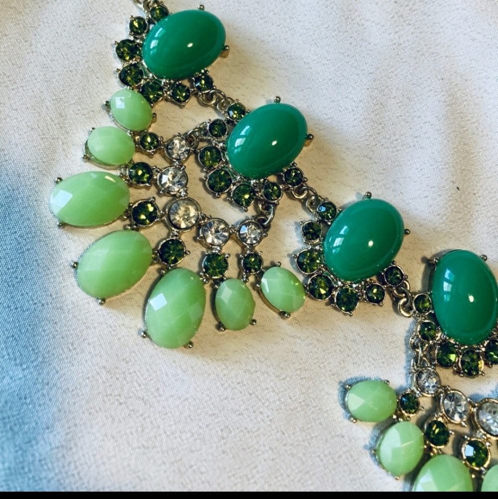 Green statement necklace - Picture 2 of 2